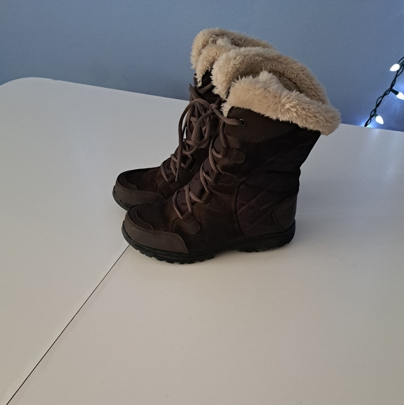 Womens Columbia size 7.5 brown suede boots - Picture 2 of 2